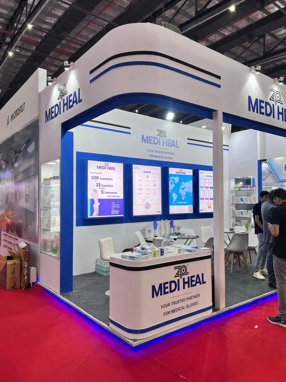 The curved white archway and illuminated panels of the Medi Heal exhibition booth.